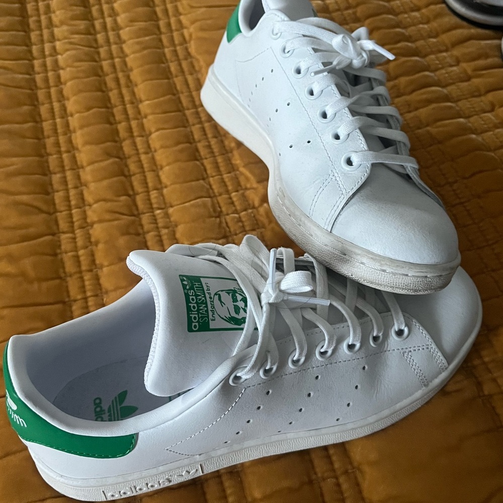 White and green stansmith sneakers. 5.5 in boys & 7.5 in women.